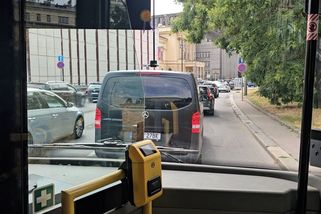 Strašné peklo, stěžují si cestující. Auta na pražské magistrále blokují provoz náhradních autobusů XC - Novinky