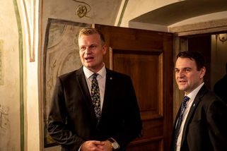 Záběry jsou jednoznačné, Turek jel v odbočovacím pruhu rovně, má jasno Schillerová