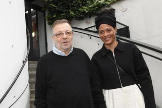 Milan Šteindler (66) září vedle exotické krásky: Zamilovaný herec si ji vodí za ruku - Super.cz