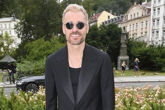 Úplný David Beckham, šílí fanoušci. Leoš Mareš se opět nechal odbarvit. Podoba s anglickým fotbalistou je neuvěřitelná - Super.cz