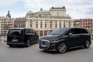 Superluxusní Mercedes VLE je auto, které tady snad ještě nebylo: Má kolečková křesla a obří soukromé kino - Garáž.cz