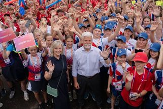 Prezidentský pár odstartoval olympiádu dětí a mládeže: Eva Pavlová oblékla temně modrou. Trénovala na protest?
