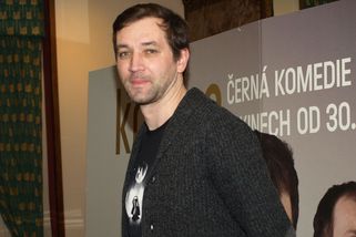 Chtěl být pilotem, ale na jedno oko nevidí. Za sen o herectví se učitelka Ondřeji Sokolovi vysmála - Médium.cz