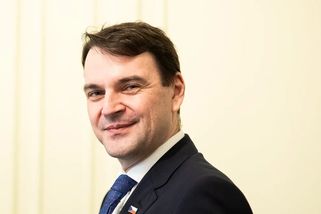 Anketa: Měl by být ministr Macinka odvolán ze své funkce? Hlasujte - Médium.cz