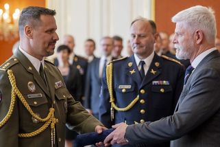 Muž, který v brněnském baru zaútočil nožem na generála Hyťhu, je voják - Novinky