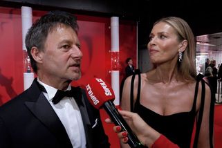 Tomuto looku předcházely nečekaně hektické přípravy: Daniela Peštová vytáhla na zahájení Varů šaty ze své vlastní skříně