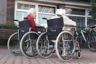 Odvážná seniorka na vozíku přemohla ve Zlíně zloděje - Novinky