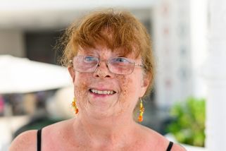 Tyhle náušnice omladí obličej o 10 let. České seniorky nosí přesný opak