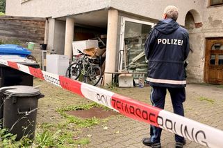 Znásilňovali ji v otevřeném kufru auta. Svědek útoku migrantů u českých hranic promluvil