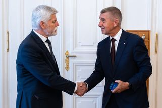 Prezident dorazil na jednání vlády. Chce řešit svou účast na summitu NATO - Seznam Zprávy