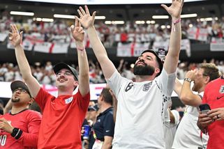 MS fotbal | Směšné zajištění. Desítky fanoušků pronikly na úvodní zápas Anglie bez lístků - Sport.cz