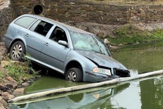 Auto na Berounsku skončilo po nehodě v rybníce - Novinky