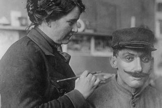 Znetvořeným vojákům vracela tváře. Krásná Anna vyráběla protézy obličejů, veteráni plakali štěstím - Médium.cz