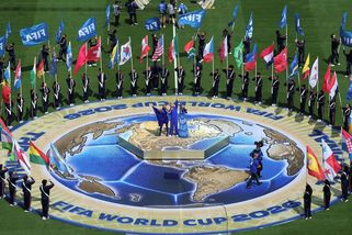 Tom Cruise, Trump i Labubu. Fotky z ceremoniálu před finále MS ve fotbale - Seznam Zprávy