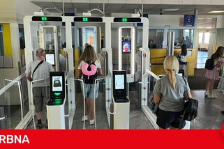 Muž na letišti vtipkoval, že je terorista. Zničil tak dovolenou i svým dětem