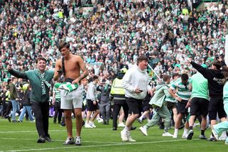Totální chaos po zisku titulu! Fanoušci Celtiku vběhli na hřiště a napadli soupeře - Sport.cz