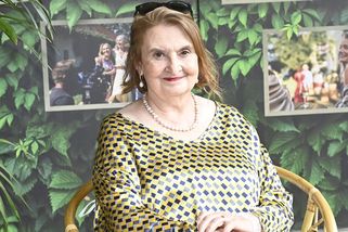 Jste zastydlá puberťačka! Herečka Eva Holubová vrátila hejtrovi úder. A u toho ukázala sexy nožky - Super.cz