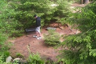 Lupič vykradl a poničil lesní bar na Vysočině. Policie hledá muže z kamerového záznamu - Novinky