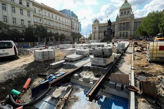FOTO: Na rozkopaném Václaváku usazují koleje pro návrat tramvají - Novinky