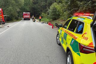 Na Jindřichohradecku havarovali dva motorkáři, když předjížděli. Jeden je v kritickém stavu - Novinky