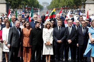 FOTO: Francie slaví. Macron na poslední přehlídku pozval ukrajinské vojáky, Babiš opět poblíž Zelenského - Novinky