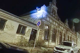 Zloděj v Plzni šel krást měď do Pekla, sídla místních strážníků - Novinky