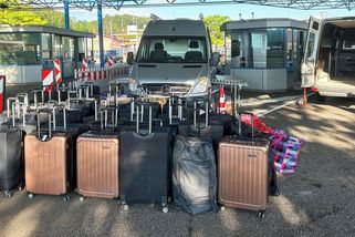 Turistka převážela 55 kufrů. Žádný kontraband, vše pro osobní potřebu, potvrdili překvapení švýcarští celníci - Novinky