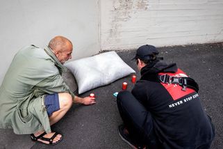 Pomníček v podchodu u hlavního nádraží v Praze připomíná utrpení lidí bez domova - Novinky