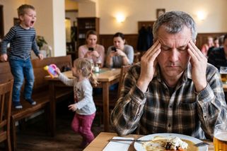 Teror volné výchovy: Z restaurací a vlaků mizí klid, stali jsme se rukojmími cizích dětí - Médium.cz