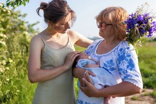 Alena (49): Vnučku miluji, ale odmítla jsem být její druhou matkou. Dcera mi to dodnes neodpustila - Médium.cz