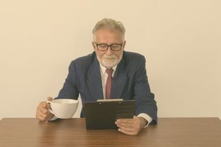Bezpečný přístav pro starší zaměstnance. Ve státních službách tvoří skoro třetinu - Novinky