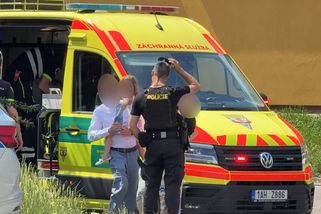 Matka nechala děti spát v autě v Praze a odskočila si na nákup. Hasiči museli rozbít okénka - Novinky