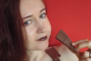 Eva Toulová s čokoládou na obnažených ňadrech šokovala samu sebe: Největší outfitové peklo mého života, přiznala - Super.cz