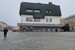 Prior uprostřed náměstí: Architektonický střet, nebo ikona, která k Jihlavě prostě patří? - Médium.cz