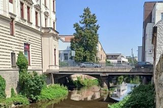 Batole v Chrudimi vypadlo z okna do řeky, zachránil ho statečný kolemjdoucí - Novinky