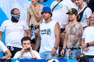 SportWin » Hokej » Pastrňák si letní přestávku užíval v kotli Baníku. Před kamerami fandil řádil ve stylovém triku