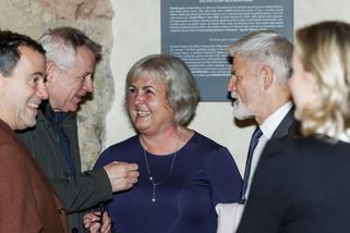 Na Hradě si v tichosti zvedli platy na 100 tisíc. Odpovídá to rozsahu práce, tvrdí kancelář