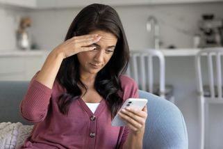 Proč se mnozí čtyřicátníci děsí telefonátů od rodičů? S nevděčností to nesouvisí - Novinky