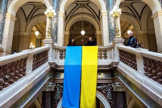 Pozdvižení v Národním muzeu. Spolek Kaputin vyvěsil na schodišti vlajku Ukrajiny - Novinky