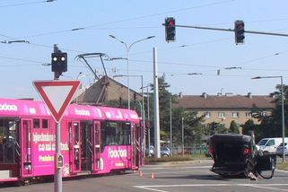 Senior v BMW nedal v Olomouci přednost tramvaji, auto skončilo na střeše - Novinky