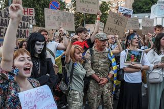 Kyjevem prošel protestní pochod, účastníci žádali návrat Fedorova do čela obrany - Seznam Zprávy
