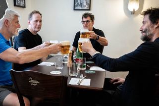 Keanu Reeves šel před koncertem Dogstar na pivo s Petrem Pavlem | Headliner