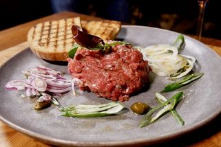 Lepší recept na tatarák nenajdete. Šéfkuchař ukáže, jak ho namíchat | Jednoduché vaření bez breptů