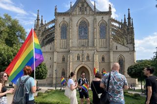 „Ať si doma dělají, co chtějí.“ Tolerance, která končí u domovních dveří - Médium.cz