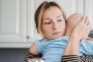 „Jsem jen máma.“ Výzkum odkrývá tabuizovanou lítost z mateřství i nátlak společnosti