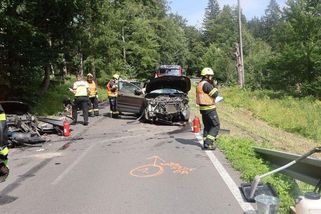 Řidič na Jesenicku usnul za volantem a srazil se s jiným autem, pět zraněných - Novinky