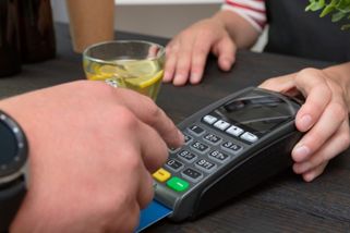 Platebním kartám a hotovosti odzvonilo: Lidl a Kaufland zavádí novinku