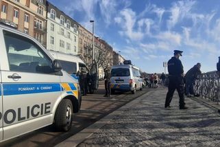 Jen dva lidé venku? Řešit to nebudeme, nepřísluší nám to, rozhodla policie - Novinky