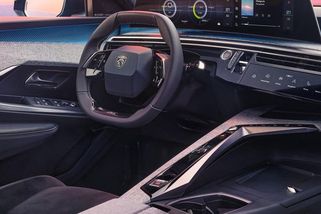 Peugeot si patentoval věc, která změní interiéry všech aut do 4 let. O co přijdeme? S čím se naopak budeme muset smířit?