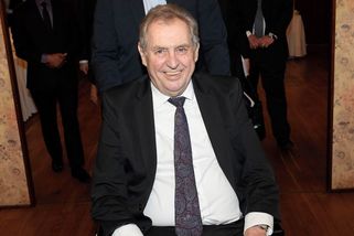 Zeman se vyznal Klausovi: Poslední státníci této země, zasnili se fanoušci. Ozvala se i známá zpěvačka. Nechválila